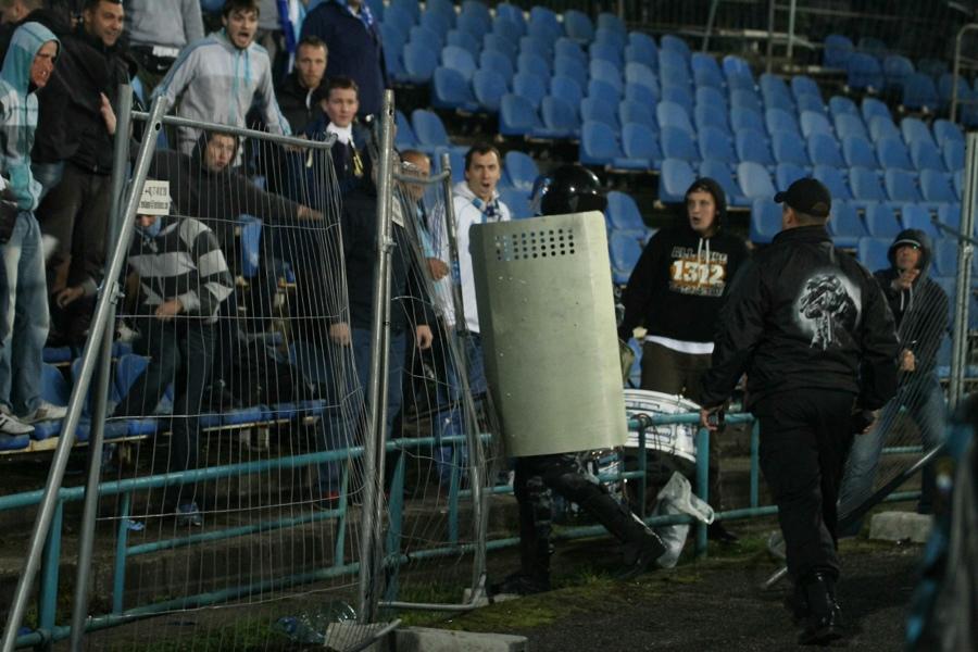 «Футбол особого режима»: фоторепортаж с западной трибуны «Балтики» на матче с «Зенитом»